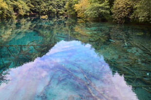 清澈幽蓝的山间潭水