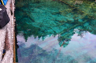 清澈见底的碧绿湖水