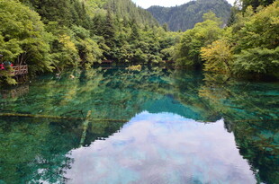 清澈碧绿的山间幽美湖泊