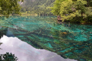 梦幻般的清澈碧绿湖水