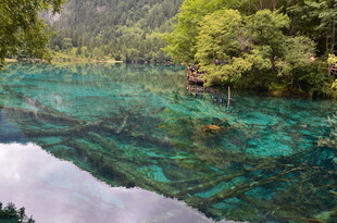 清澈秀丽的山间碧绿湖水