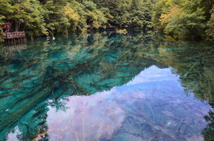 清澈碧绿的山间湖水美景