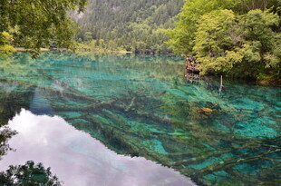 梦幻清澈的山间碧绿湖水