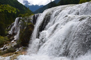 山间壮丽瀑布景观