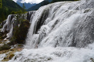 山间壮丽瀑布景观
