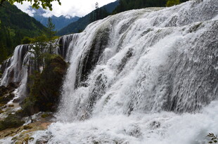山间壮丽瀑布景观