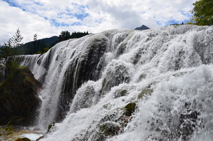 壮观瀑布倾泻于山野