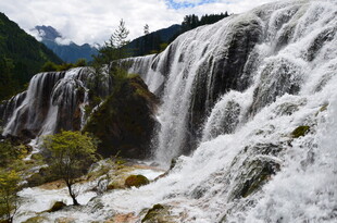 山间气势磅礴的壮丽瀑布