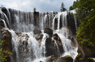 壮观山间瀑布景观