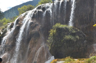 壮观山间瀑布景观