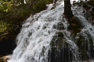 山间瀑布流水美景
