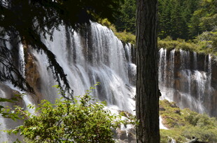 山林间的壮观瀑布景观