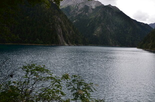 山间静谧湖泊美景