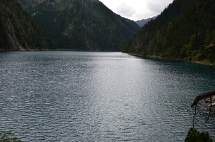 山间静谧湖泊美景