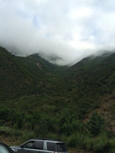 山间云雾缭绕的自然景致