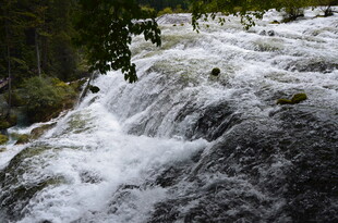 山间湍急溪流瀑布景观
