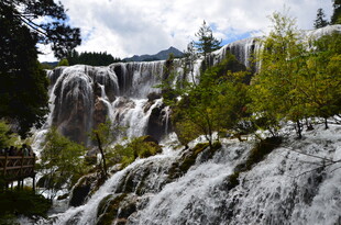 壮观山间瀑布自然美景