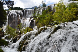 壮观秀丽的山间瀑布景观