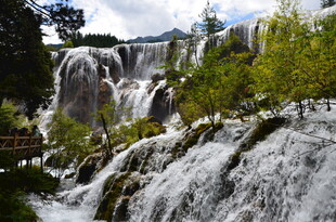 壮观秀丽的自然瀑布景观