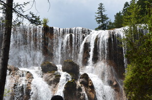壮观森林瀑布景观