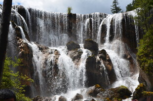 壮观山间瀑布景观