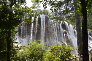 壮观森林瀑布景观