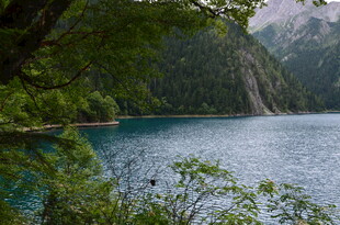 山间幽蓝湖泊美景