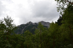 山林间的朦胧山峦