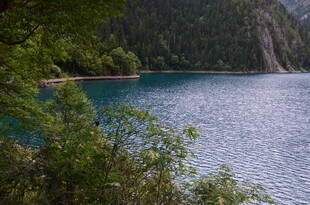 山间幽蓝湖水风景如画