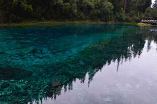 清澈幽蓝的山间静谧湖水
