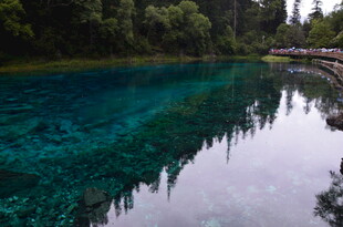 清澈幽蓝的山间湖泊