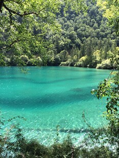 梦幻蓝绿色的清澈湖泊