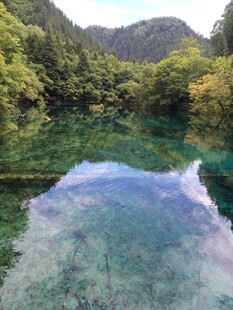 清澈碧绿的山间湖泊美景
