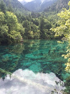梦幻清澈的山间碧绿湖水