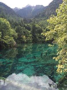 清澈幽美的山林湖泊景观