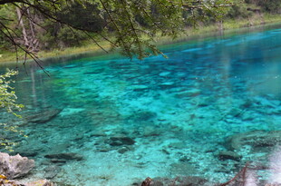 清澈蓝绿色的美丽湖水