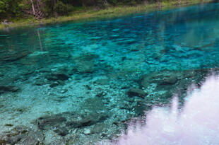 清澈蓝湖水下景致