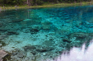 清澈见底的幽蓝湖水