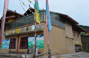 藏式民居 飘扬的经幡装点