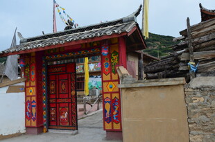 传统中式彩绘门楼