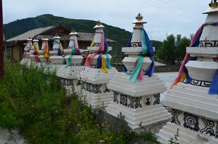 藏式白塔与五彩经幡景观