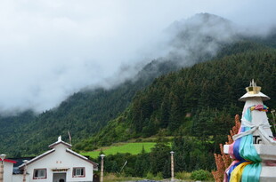 山间多彩建筑与云雾美景