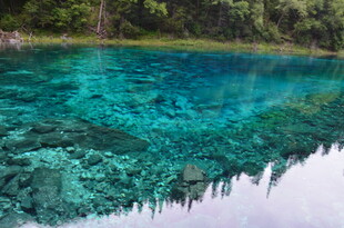 清澈蓝绿湖水自然美景