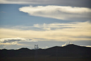远山之上的壮丽风车景观
