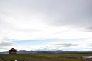 草原上的小屋与辽阔天空