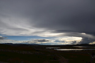 乌云笼罩下的宁静湖景