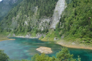 山间碧绿湖水美景