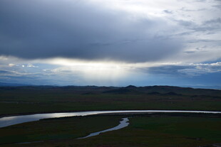 草原河流上的壮丽云景