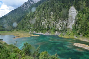 山间碧绿湖泊美景
