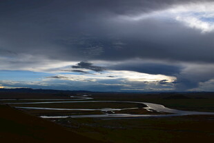 草原乌云下的河流景观